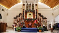 Petugas membersihkan Gereja Kristen Indonesia (GKI) Kwitang, Senen, Jakarta Pusat, Sabtu (24/12/2022).