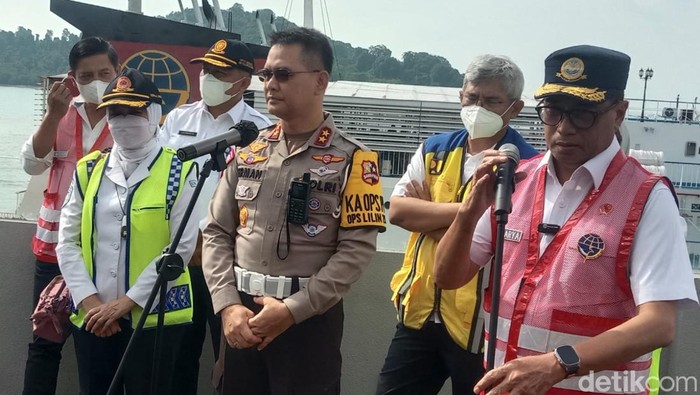 Menhub Budi Karya dan pejabat terkait di Pelabuhan Merak