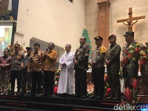 Mahfud Md Ajak Jemaat Gereja Santo Antonius Yogyakarta Doakan Indonesia