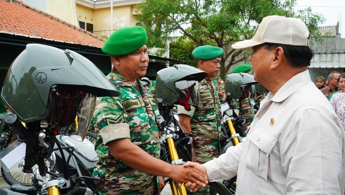 Menteri Pertahanan (Menhan) Prabowo Subianto berkunjung ke Koramil Indramayu