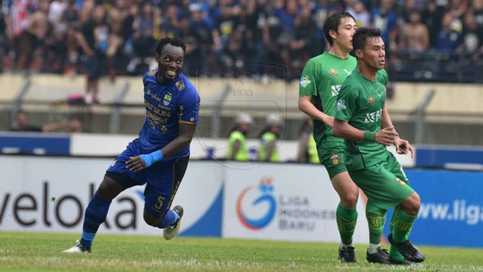 Michael Essien saat bermain untuk Persib.