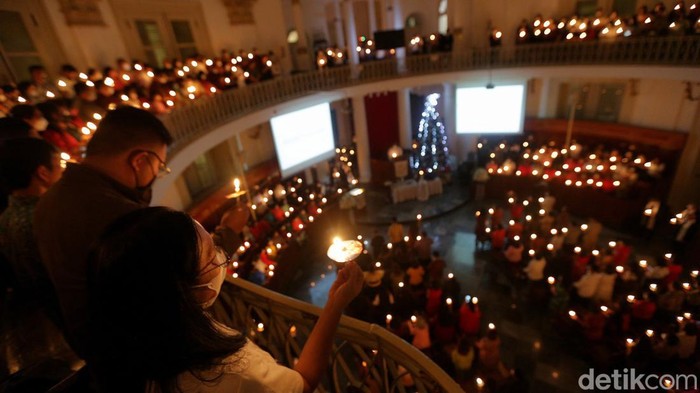 Misa Malam Natal di GPIB Immanuel Berlangsung Khidmat Umat Kristiani melaksanakan ibadah misa malam Natal di Gereja GPIB Immanuel Jakarta Pusat, Sabtu (24/12/2022).