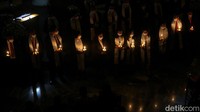 Satu per satu jemaat menyalakan lilin di misa malam Natal tersebut.