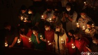 Saat lilin dinyalakan, suasana khidmat dan tenang sangat terasa di gereja tersebut.