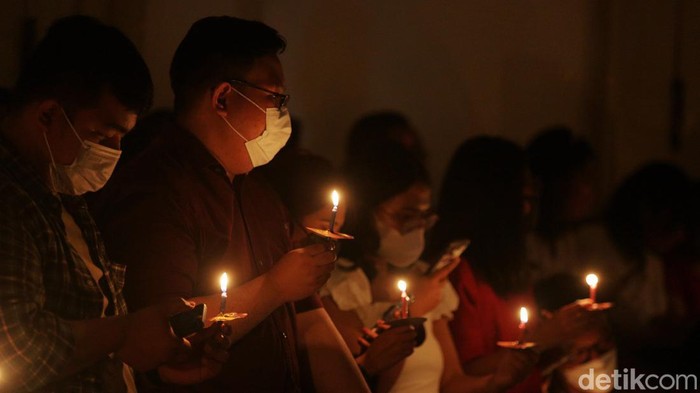Umat Kristiani melaksanakan ibadah misa malam Natal di Gereja GPIB Immanuel Jakarta Pusat, Sabtu (24/12/2022).