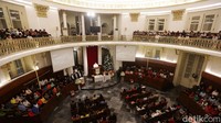 Para jemaat tampak khidmat mengikuti misa malam Natal.