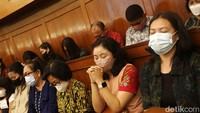 Para jemaat tampak khusyuk berdoa.