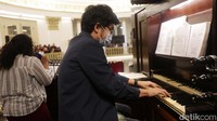 Lagu rohani juga dilantunkan dalam misa malam Natal.