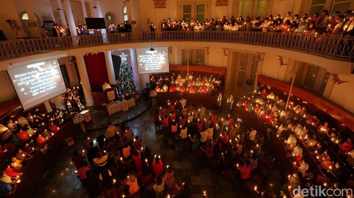 Misa Malam Natal di GPIB Immanuel Berlangsung Khidmat Umat Kristiani melaksanakan ibadah misa malam Natal di Gereja GPIB Immanuel Jakarta Pusat, Sabtu (24/12/2022).