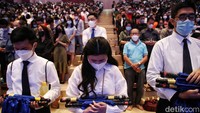 Para jemaat terlihat memenuhi bagian dalam gereja untuk mengikuti misa malam Natal.