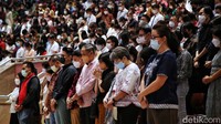 Tema Natal yang diusung adalah Pulanglah Mereka ke Negerinya Melalui Jalan Lain.