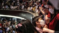 Misa malam Natal juga diikuti oleh anak-anak.