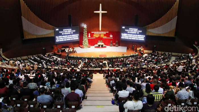 Umat Kristiani memanjatkan doa saat Ibadah Misa Malam Natal di Gereja Reformed Injili Indonesia (GRII) Kemayoran, Jakarta Pusat, Sabtu (24/12/2022).
