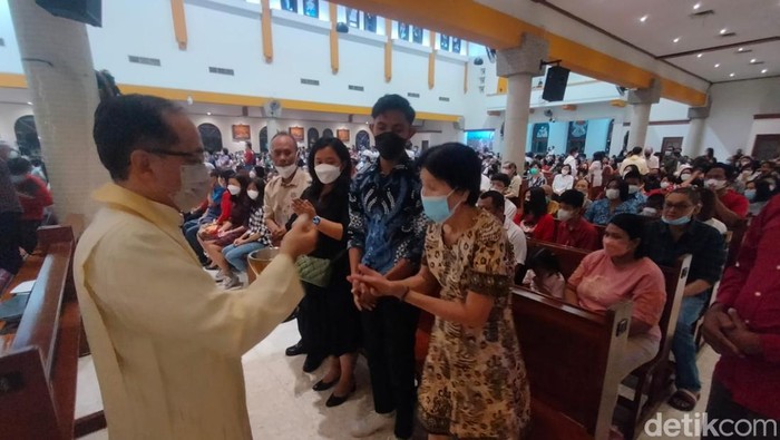 Misa Natal di Gereja Kristus Raja Surabaya