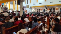Misa Natal dilakukan 2 kali. Ini karena jemaat yang datang mengalami lonjakan dibandingan tahun lalu (Foto: Praditya Fauzi Rahman/detikJatim)