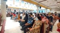 Kepala Gereja Katolik Kristus Raja Surabaya Romo Markus Marcelinus Hardo Iswanto CM berharap perayaan Natal bisa normal dan lancar. (Foto: Praditya Fauzi Rahman/detikJatim)