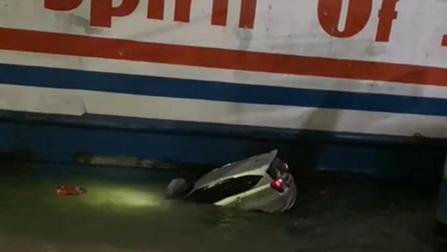 Mobil Daihatsu Sigra masuk ke Laut.