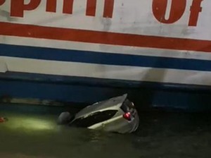 Detik-detik Mobil Daihatsu Sigra Berpenumpang Pasutri Nyemplung ke Laut