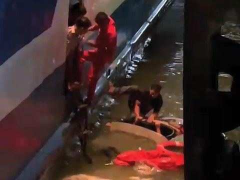 Sebuah mobil tercebur di Pelabuhan Merak, Banten. Mobil tersebut tercebur ke laut saat hendak masuk ke kapal motor penyeberangan (KMP) Shalem.