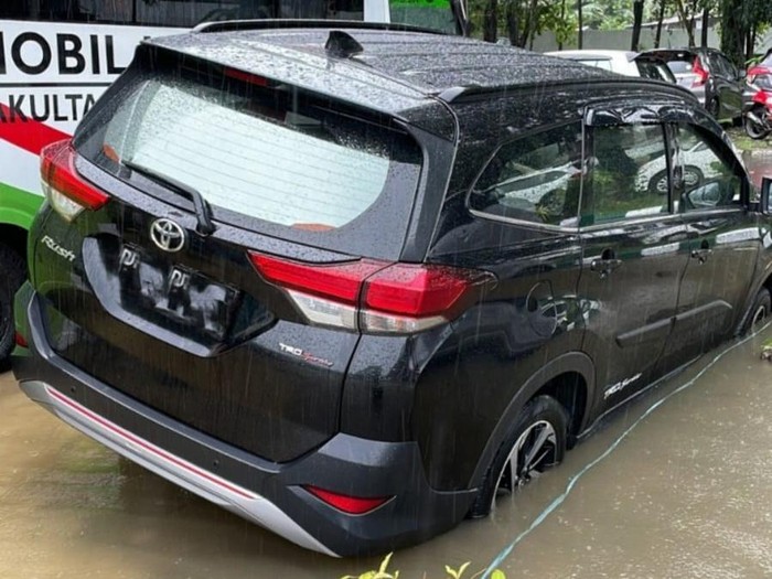 Mobil terperosok di Makassar