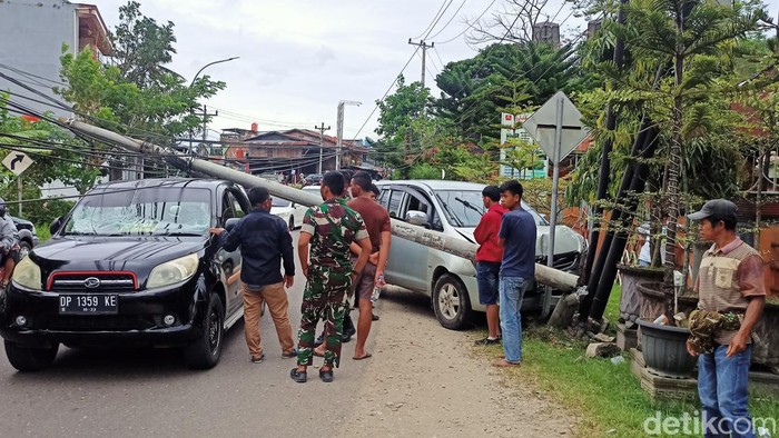 Mobil tertimpa tiang listrik di Tana Toraja, Sulsel.