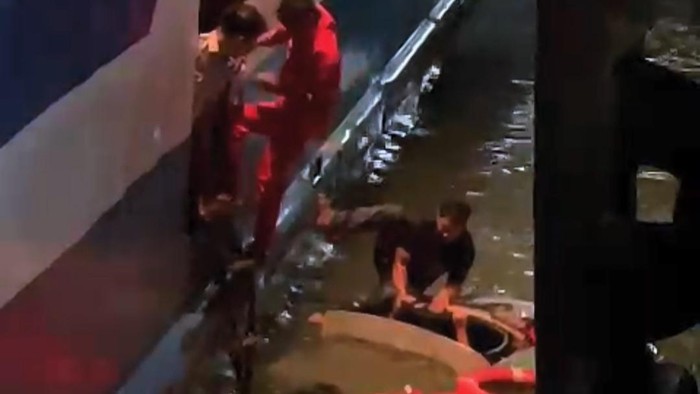 Momen Petugas Selamatkan Penumpang Mobil Tercebur ke Laut di Pelabuhan Merak (M Iqbal-detikcom)