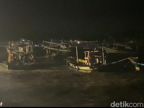 Ombak Besar Terjang Gili Ketapang Probolinggo