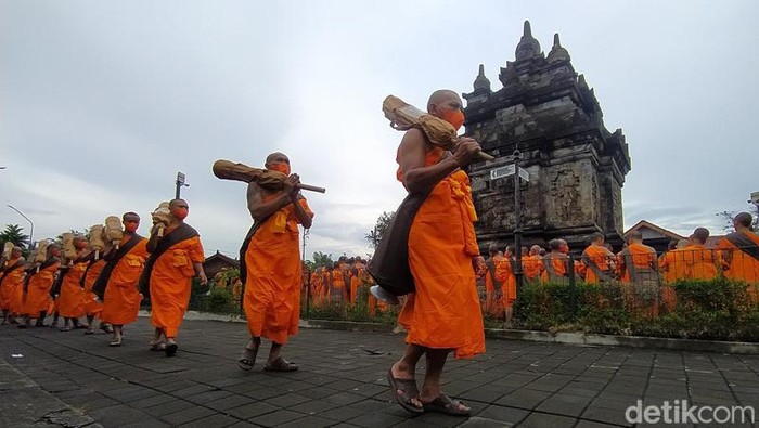 Para peserta Pabbajja Samanera Sementara mengikuti prosesi tudong dari Candi Mendut sampai Candi Borobudur, Kabupaten Magelang, Sabtu (24/12/2022).