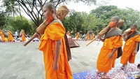 Sesampainya di Candi Borobudur, para umat Buddha telah menyambutnya dengan duduk bersimpuh. Kemudian saat para Pabbajja Samanera berjalan, umat menaburkan bunga. Foto: Eko Susanto/detikJateng