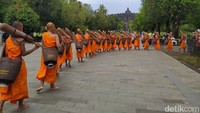 “Prosesi tudong adalah prosesi Dhutanga Samanera atau para bhikkhu yang disebut sebagai anggota sangha, berjalan sambil bermeditasi merenungkan sifat-sifat luhur dari Sang Buddha Gautama,” kata Ketua Panitia Pabbajja Samanera Sementara, Fatmawati. Foto: Eko Susanto/detikJateng