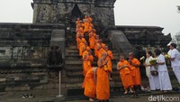 Para peserta Pabbajja Samanera Sementara berkumpul di pelataran Candi Mendut, Sabtu (24/12/2022). Sebelum berjalan ke Candi Borobudur, perwakilan peserta naik Candi Mendut. Foto: Eko Susanto/detikJateng