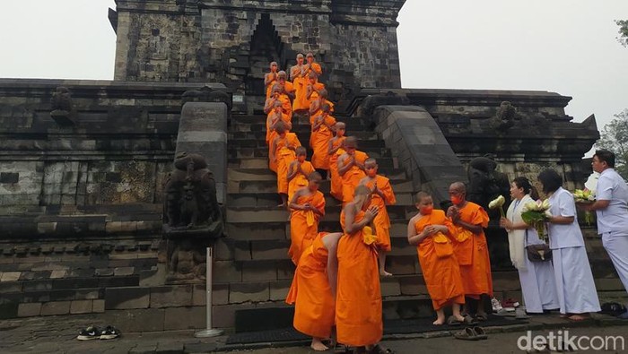 Para peserta Pabbajja Samanera Sementara mengikuti prosesi tudong dari Candi Mendut sampai Candi Borobudur, Kabupaten Magelang, Sabtu (24/12/2022). Para peserta Pabbajja Samanera Sementara mengikuti prosesi tudong dari Candi Mendut sampai Candi Borobudur, Kabupaten Magelang, Sabtu (24/12/2022).
