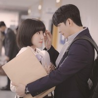 Disebut pasangan green flag, Kang Tae Oh dan Park Eun Bin dinilai punya hubungan sehat di drakor Extraordinary Attorney Woo. Foto: Instagram