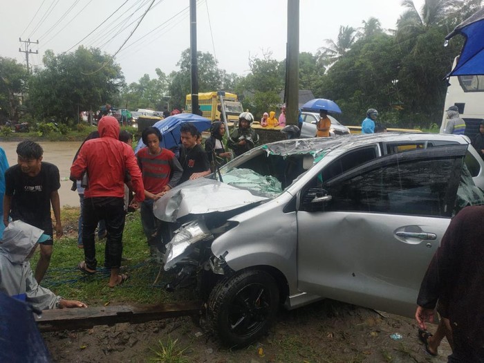 Penampakan mobil jatuh di irigasi Kabupaten Pinrang membuat 7 penumpang luka, 1 lainnya hanyut.