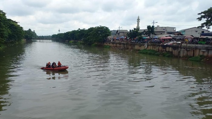 Pencarian di Kali Cengkareng Drain