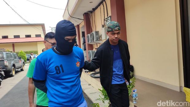 Sosok mayat ditemukan dalam karung di Gunung Putri, Bogor. Polisi berhasil mengungkap identitas korban dan motif pembunuhan. Pelaku juga sudah ditangkap.
