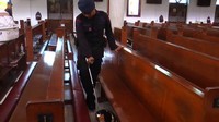 Petugas memeriksa seluruh sudut gereja menggunakan mirror di Gereja Kristus Raja di Pacar Keling, Tambaksari (Foto: Istimewa)