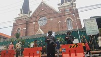 Polisi berjaga di Gereja Kelahiran Santa Maria Perawan di Jalan Kepanjen (Foto: Faiq Azmi)