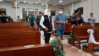 Gubernur Khofifah saat mengecek persiapan misa Natal di Gereja Bethany Nginden (Foto: Faiq Azmi)