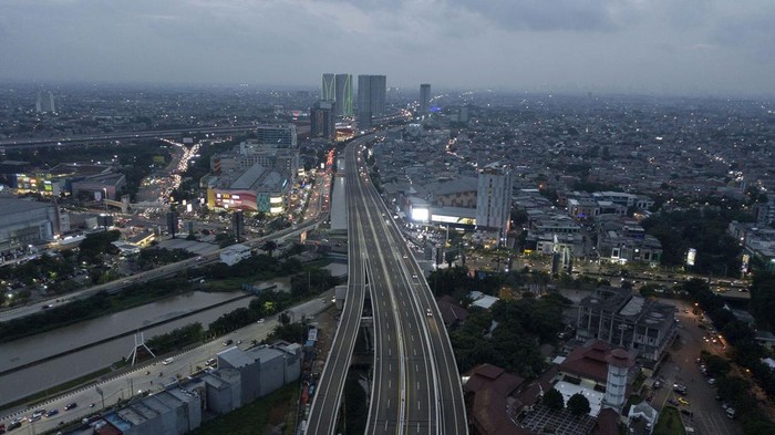 PENGOPERASIAN TOL BECAKAYU SEKSI 2A Foto udara kendaraan melintas di Tol Becakayu (Bekasi Cawang Kampung Melayu) Seksi 2A di Bekasi, Jawa Barat, Jumat (23/12/2022). PT Waskita Toll Road (WTR) mengoperasikan Tol Becakayu Seksi 2A secara fungsional untuk mengurai kepadatan lalu lintas saat libur Natal dan Tahun Baru 2022 dari 23 Desember 2022 hingga 3 Januari 2023. ANTARA FOTO/Fakhri Hermansyah/tom.