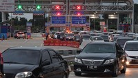 Sejumlah kendaraan melintas di Gerbang Tol Marga Jaya 2 yang merupakan bagian dari Tol Becakayu (Bekasi Cawang Kampung Melayu) Seksi 2A.