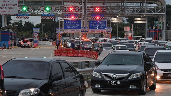 Foto udara kendaraan melintas di Tol Becakayu (Bekasi Cawang Kampung Melayu) Seksi 2A di Bekasi, Jawa Barat, Jumat (23/12/2022). PT Waskita Toll Road (WTR) mengoperasikan Tol Becakayu Seksi 2A secara fungsional untuk mengurai kepadatan lalu lintas saat libur Natal dan Tahun Baru 2022 dari 23 Desember 2022 hingga 3 Januari 2023. ANTARA FOTO/Fakhri Hermansyah/tom.