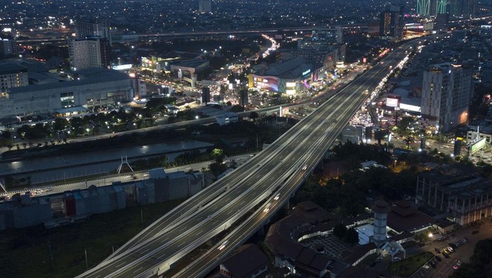 Foto udara kendaraan melintas di Tol Becakayu (Bekasi Cawang Kampung Melayu) Seksi 2A di Bekasi, Jawa Barat, Jumat (23/12/2022). PT Waskita Toll Road (WTR) mengoperasikan Tol Becakayu Seksi 2A secara fungsional untuk mengurai kepadatan lalu lintas saat libur Natal dan Tahun Baru 2022 dari 23 Desember 2022 hingga 3 Januari 2023. ANTARA FOTO/Fakhri Hermansyah/tom.