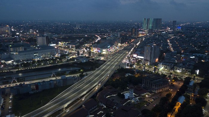 Foto udara kendaraan melintas di Tol Becakayu (Bekasi Cawang Kampung Melayu) Seksi 2A di Bekasi, Jawa Barat, Jumat (23/12/2022). PT Waskita Toll Road (WTR) mengoperasikan Tol Becakayu Seksi 2A secara fungsional untuk mengurai kepadatan lalu lintas saat libur Natal dan Tahun Baru 2022 dari 23 Desember 2022 hingga 3 Januari 2023. ANTARA FOTO/Fakhri Hermansyah/tom.
