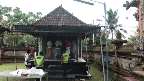 Pengurus Desa Adat Antosari dan Polisi memeriksa gedong penyimpenan tapakan di Pura Dalem Antosari, Banjar Delod Rurung, Desa Antosari, Kecamatan Selemadeg Barat, yang kemalingan. (istimewa)