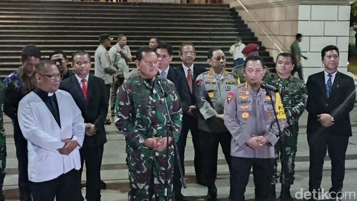 Peninjauan gereja oleh panglima dan kapolri (Wildan Noviansyah/detikcom)