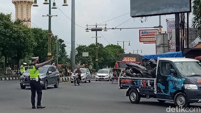 Personel Satlantas Polres Klaten mengatur lalu lintas di jalan Jogja-Solo depan Masjid Al Aqsa.