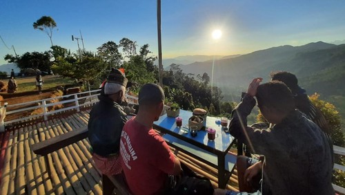 Pesona alam Desa Wisata Coal dilihat dari view point Bukit Porong. (Foto: Istimewa)