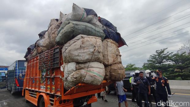 Petugas gabungan menggelar ramp check (inspeksi keselamatan) kendaraan di Tol Jagorawi Km 45 yang mengarah ke Bogor. Truk ODOL terjaring petugas. (Rizky AM/detikcom)