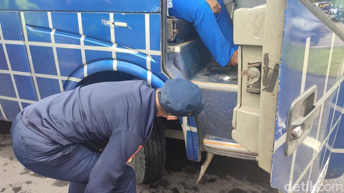 Petugas gabungan menggelar ramp check (inspeksi keselamatan) kendaraan di Tol Jagorawi Km 45 yang mengarah ke Bogor. Truk ODOL terjaring petugas. (Rizky AM/detikcom)